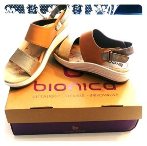 Women Bionica Sandals Size 6.5